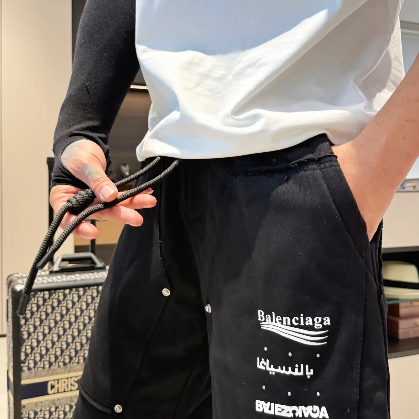 Balenciaga's three-standard complete 2026 summer New Arrival men's casual shorts, advanced custom-made Breathable fabric, Breathable fabric, extremely stretchy and comfortable, impeccable details, top-grade accessories, original logo design concept, delicate and soft feel! The upper body fit is awesome! Size: M-XXXL Please state your height and weight when ordering